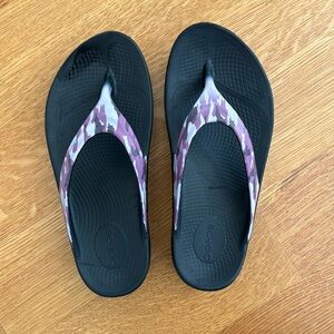 EUC Oofos Flip Flops in size women’s 7 WORN ONCE